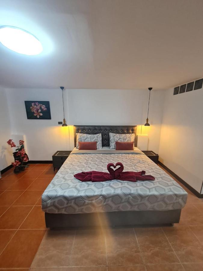Happy Beach Jomtien Guesthouse Екстер'єр фото