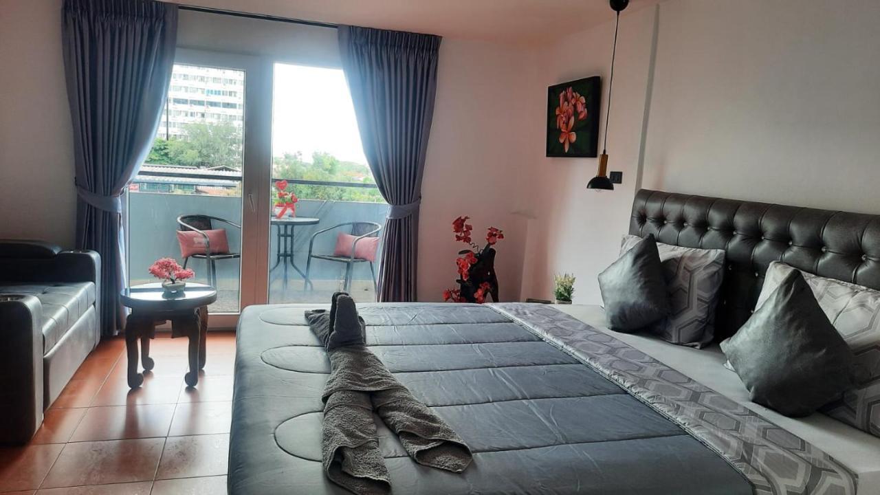 Happy Beach Jomtien Guesthouse Екстер'єр фото